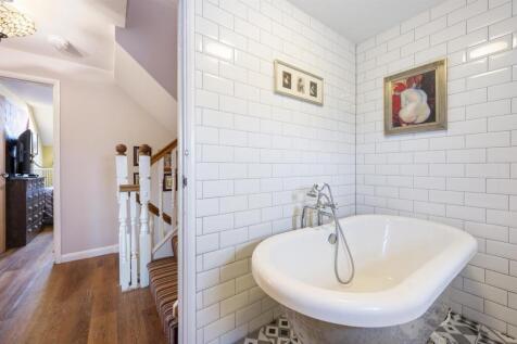Bathroom - bath.jpg