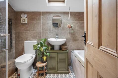 Bathroom - sink and WC.jpg