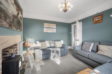 Sitting Room towards entrance hallway.jpg