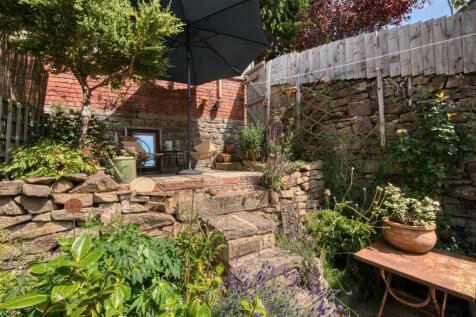 Garden - steps to patio dining.jpg