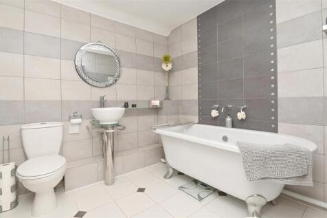 Bedroom 3 en-suite.jpg
