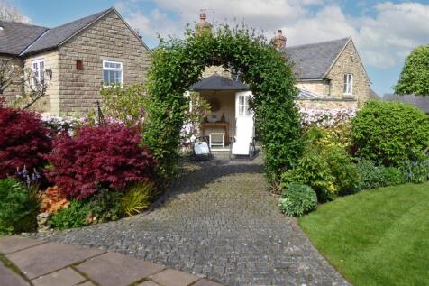 Rear Garden - summer house.jpg