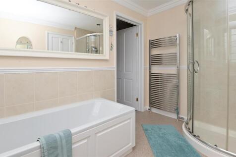 En-suite shower and bath to dressing room.jpg