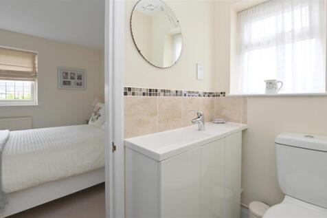 Bedroom 2 en-suite.jpg