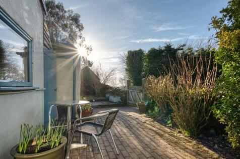 Garden - outdoor dining.jpg