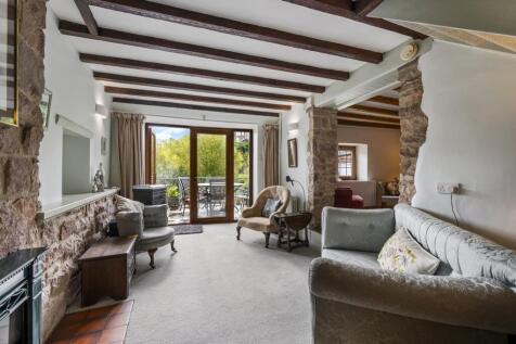 Lounge towards snug and balcony.jpg