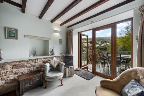 Lounge towards balcony and view.jpg