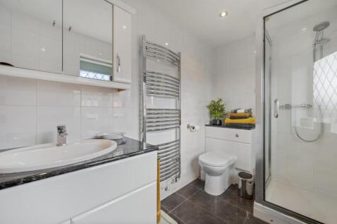 Bedroom One en-suite.jpg