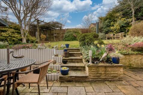 Rear Garden - steps to lawn.jpg