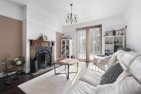 Sitting Room towards garden.jpg