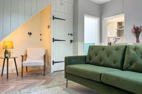 Lounge towards Kitchen.jpg