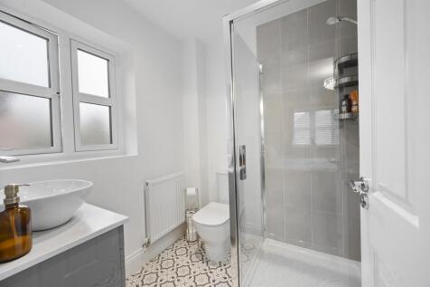 Bedroom One en-suite.jpg