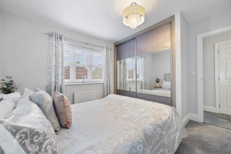 Bedroom Four to wardrobes.jpg