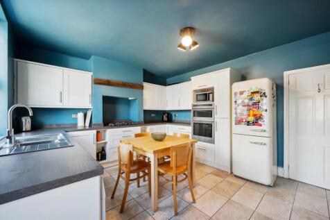 Breakfast Kitchen from front door.jpg