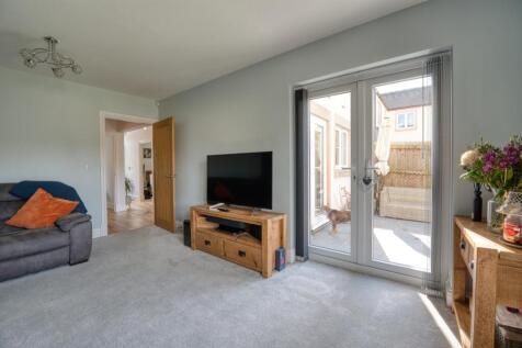 Living Room towards garden.jpg