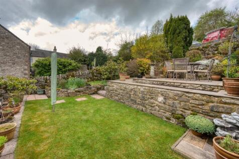 Garden - lawn and dining patio.jpg