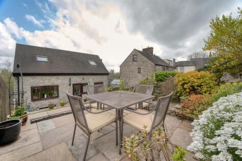 Garden - dining patio.jpg