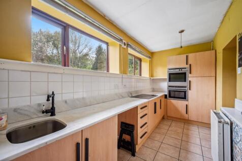 Kitchen towards windows.jpg