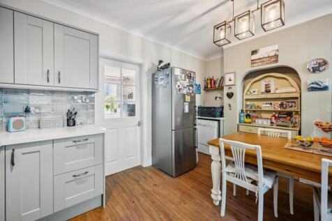 Dining area towards sitting room.jpg