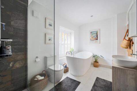 Bathroom - bath.jpg