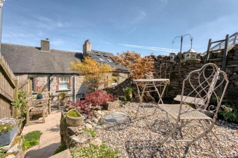 Rear Garden - dining patio.jpg