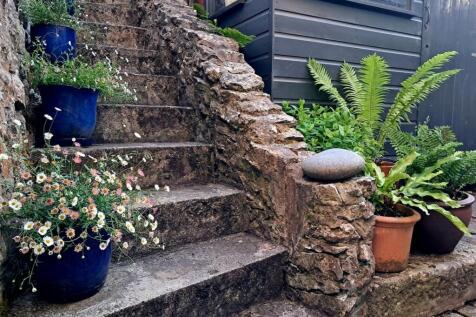 Steps to garden.jpg
