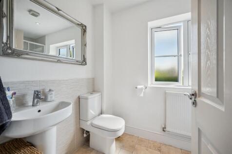 Bedroom One en-suite WC.jpg