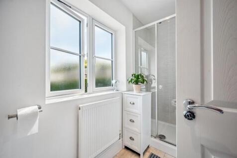 Bedroom One en-suite.jpg