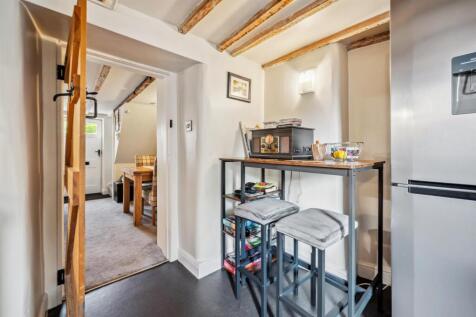 Kitchen - breakfast bar.jpg