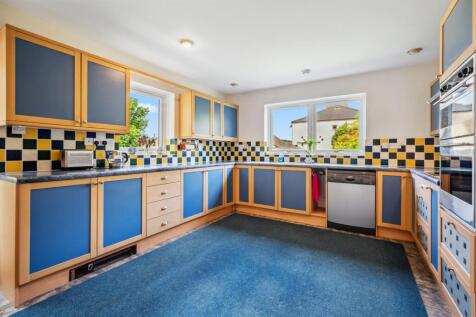 Kitchen towards windows.jpg