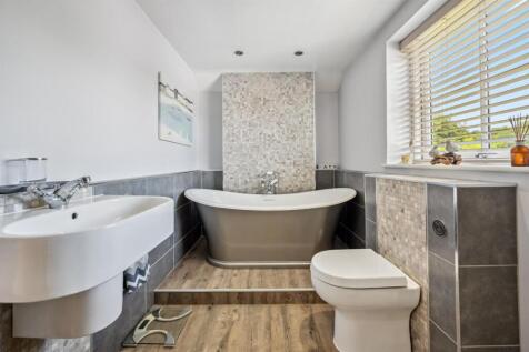 Bathroom - bath.jpg