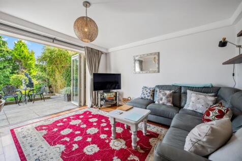 Lounge and bifolds to garden.jpg