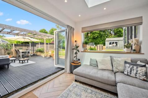 Bifold doors to garden.jpg
