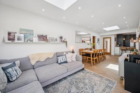 Seating and dining area towards kitchen.jpg