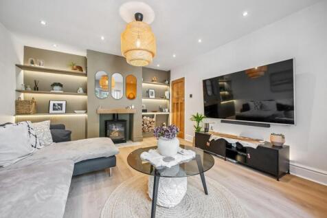 Sitting Room to door.jpg