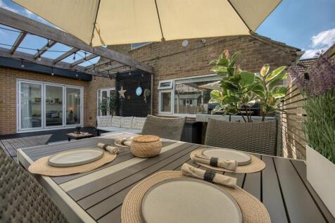 Garden - outdoor dining.jpg