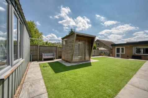 Garden - shed and astroturf lawn.jpg