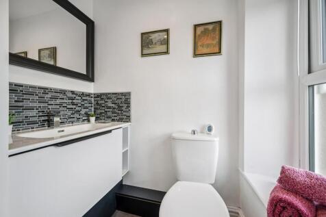 En-suite - vanity and WC.jpg