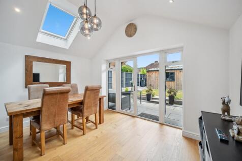 Dining Area to garden and veranda.jpg