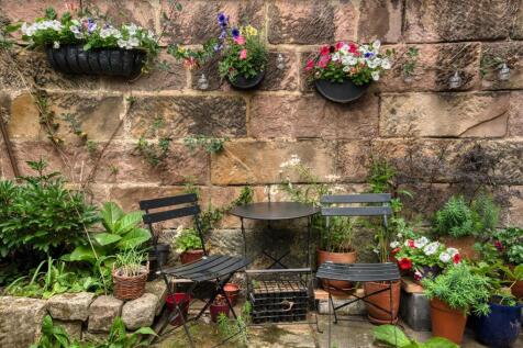 Garden - outdoor dining.jpg