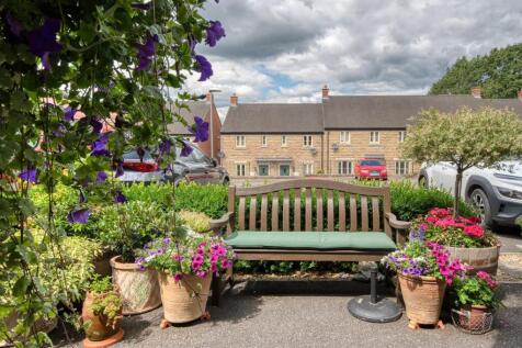 Front Garden bench.jpg