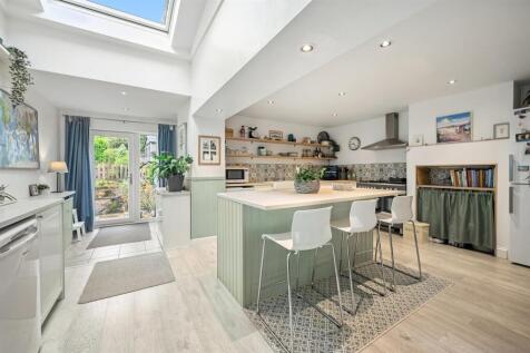 Breakfast Kitchen towards garden.jpg