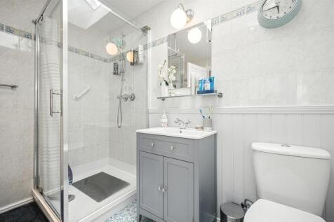 Bedroom Four en-suite.jpg