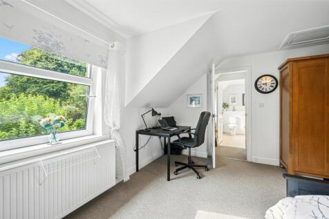 Annexe Bedroom - desk.jpg