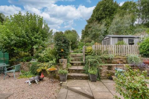 Rear Garden - steps to lawn.jpg