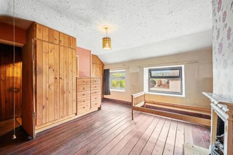 Bedroom to windows.jpg