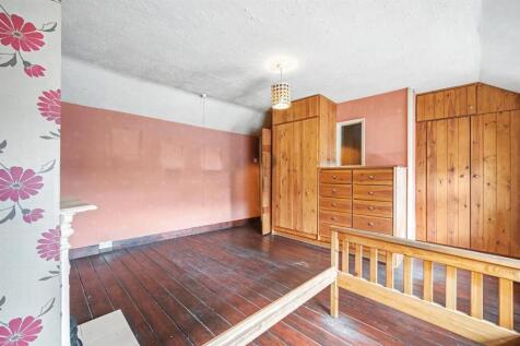 Bedroom to fitted wardrobes.jpg