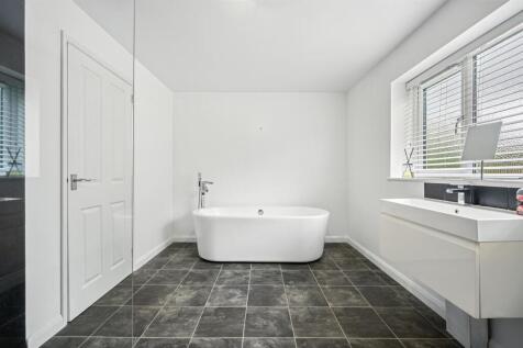 Bedroom One - en-suite bath.jpg