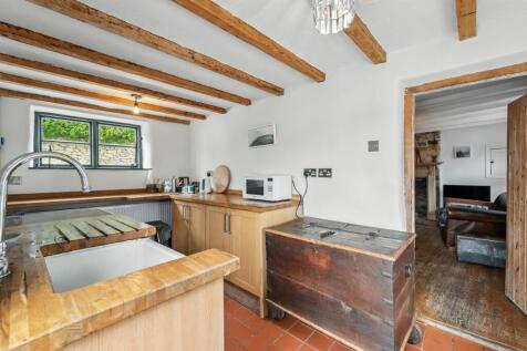 Kitchen towards sitting room.jpg