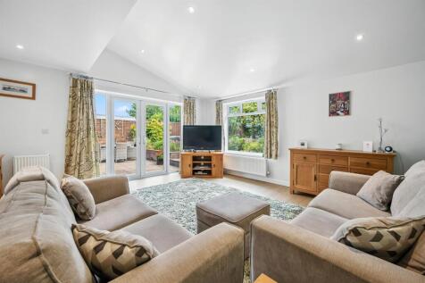 Living Room towards garden.jpg